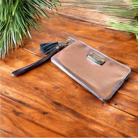 VICTORIA’S SECRET Pink Metallic Wristlet Clutch with Tassel - Picture 9 of 10